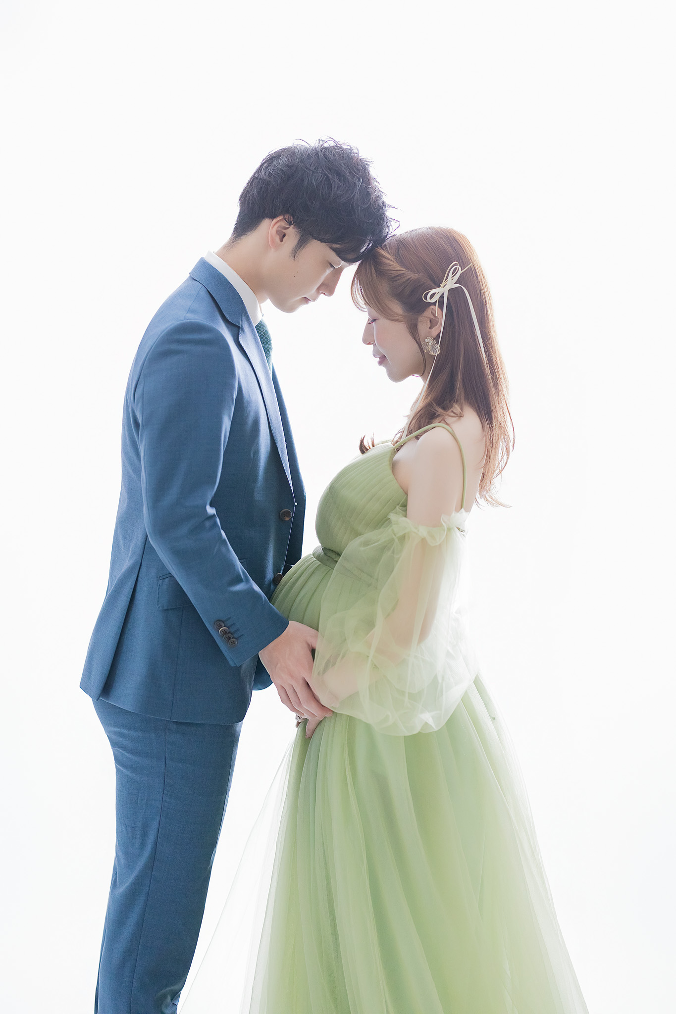 額を寄せ合い、互いを見つめるご夫婦