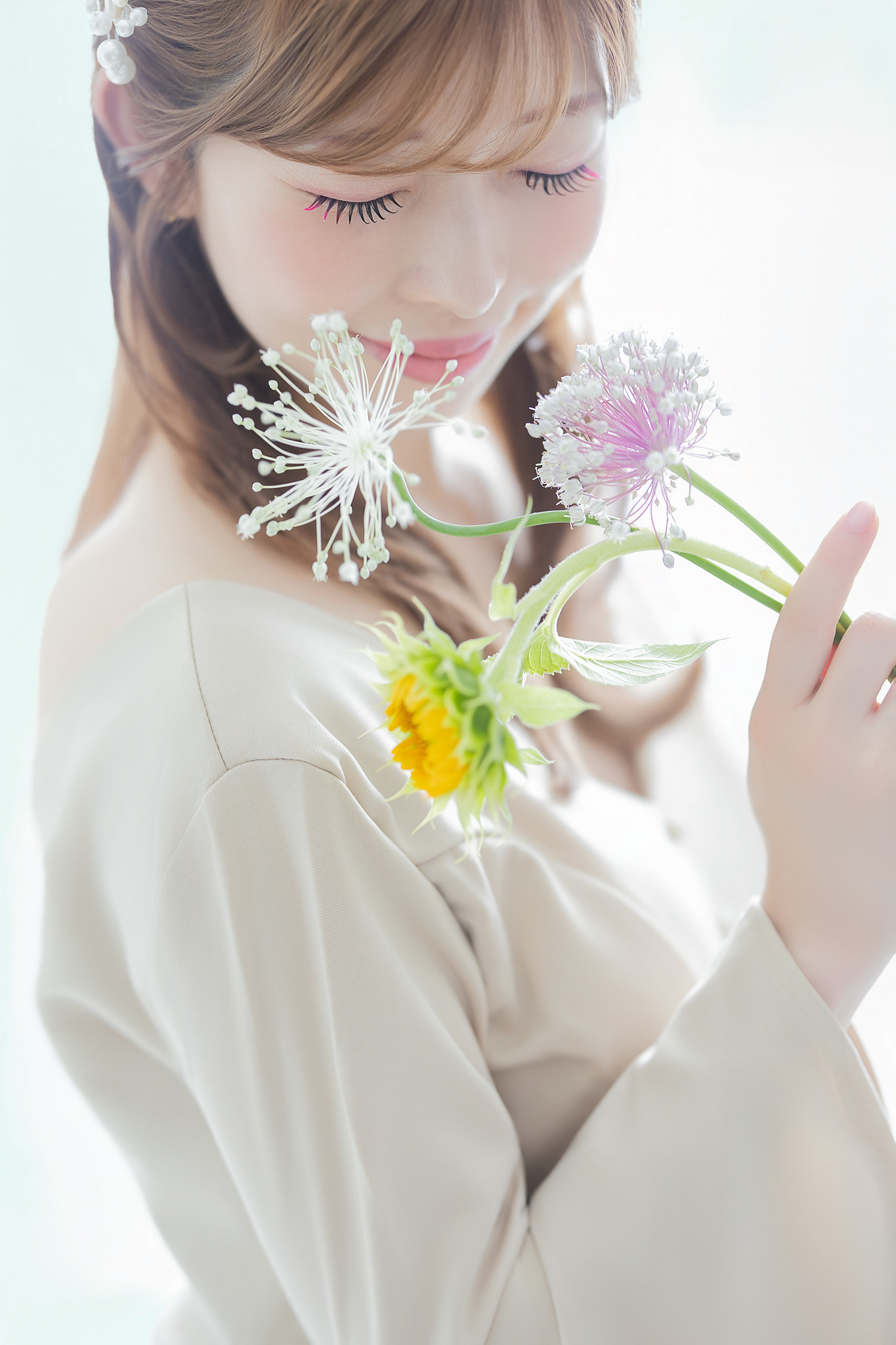 編みおろしに髪飾りを添えた、やわらかな光の中のヘアスタイル