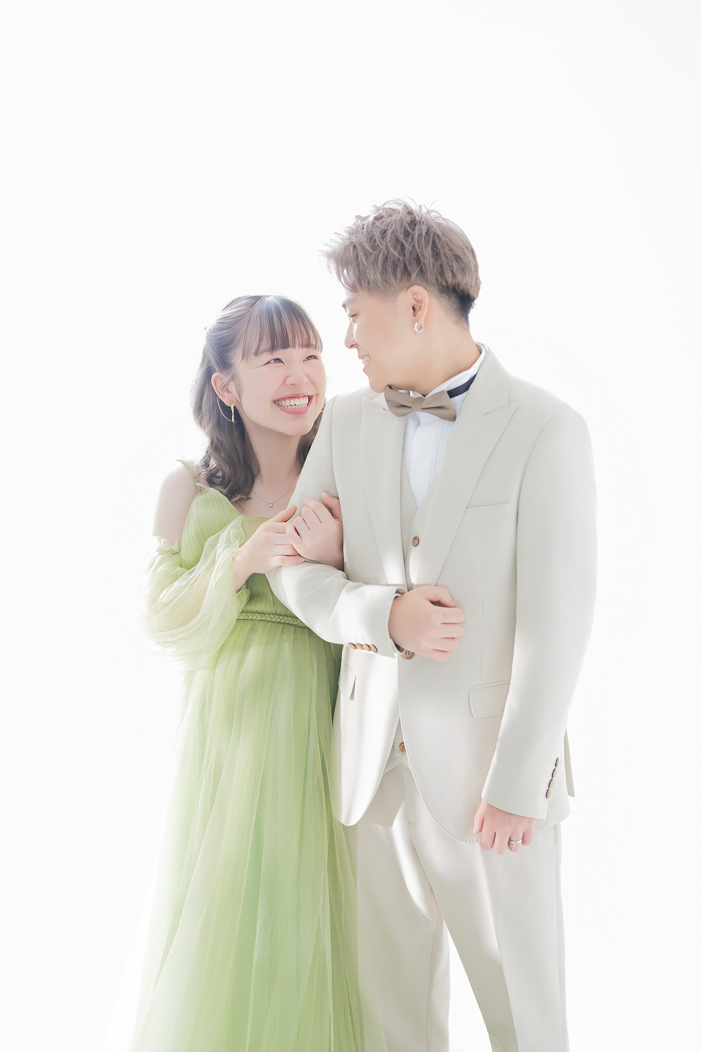 顔を見合わせて笑い合うご夫婦