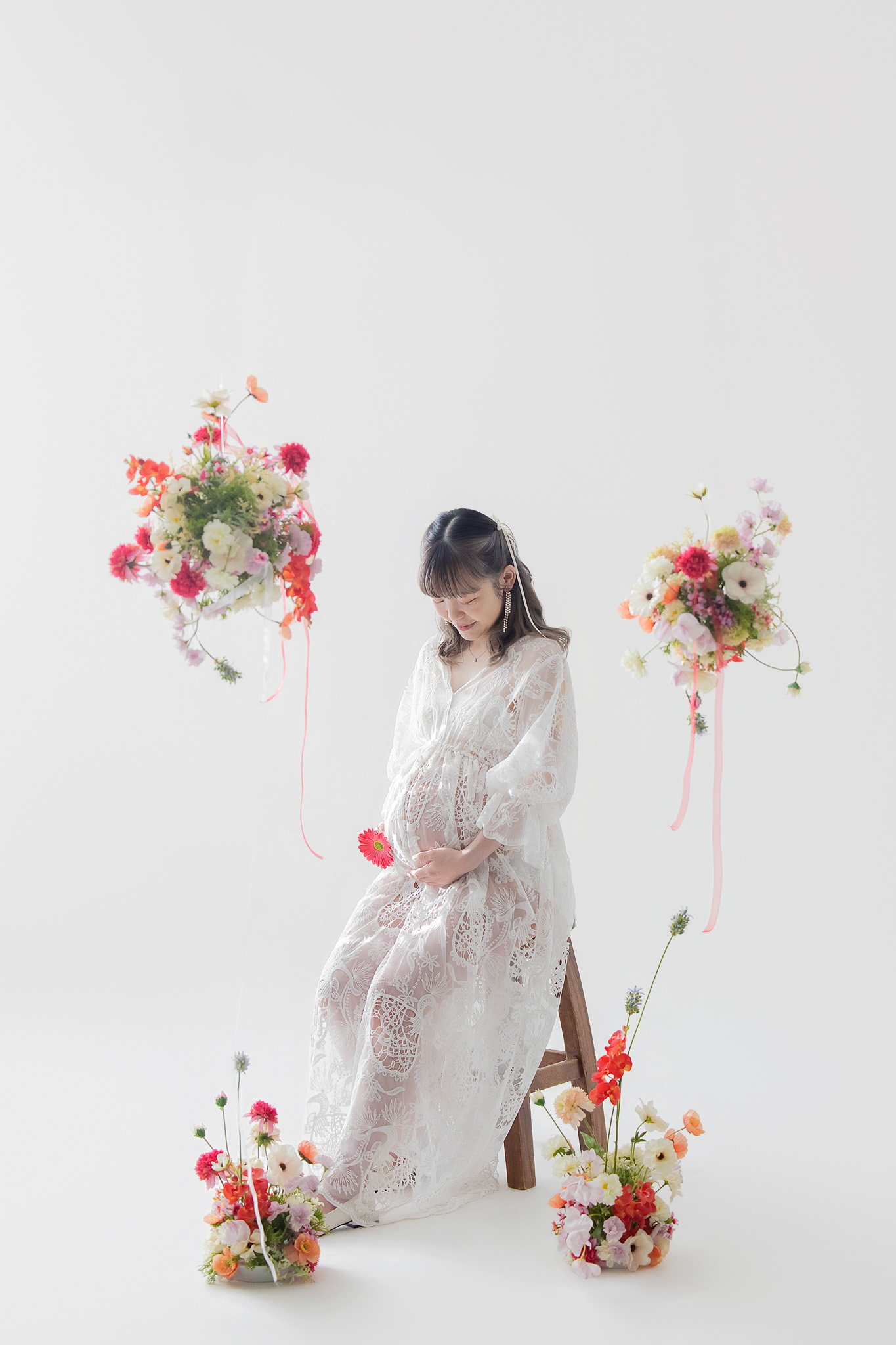 季節の花を配したセットの中で、椅子にかける姿