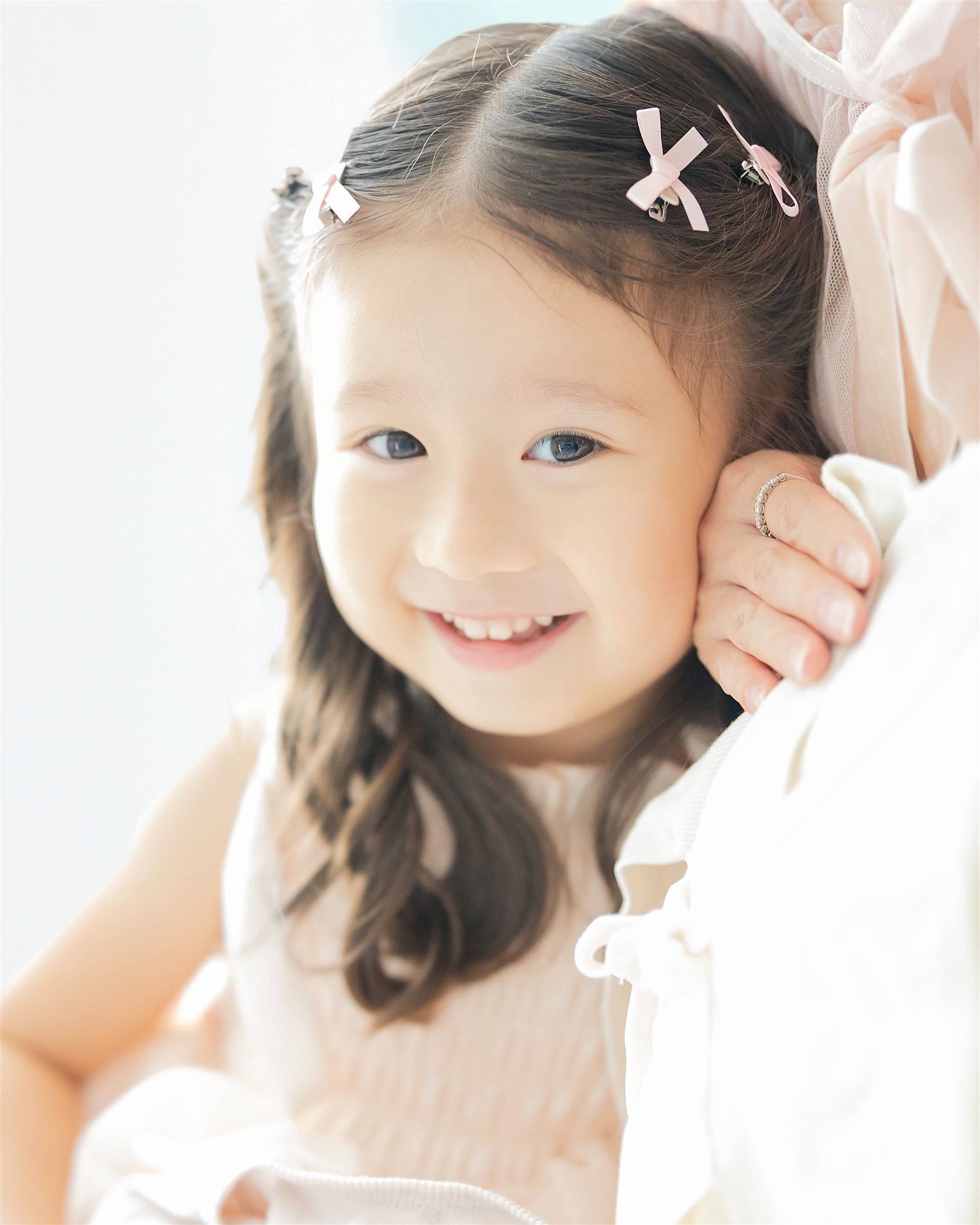 母のお腹に寄り添い微笑む、上のお子さまの笑顔