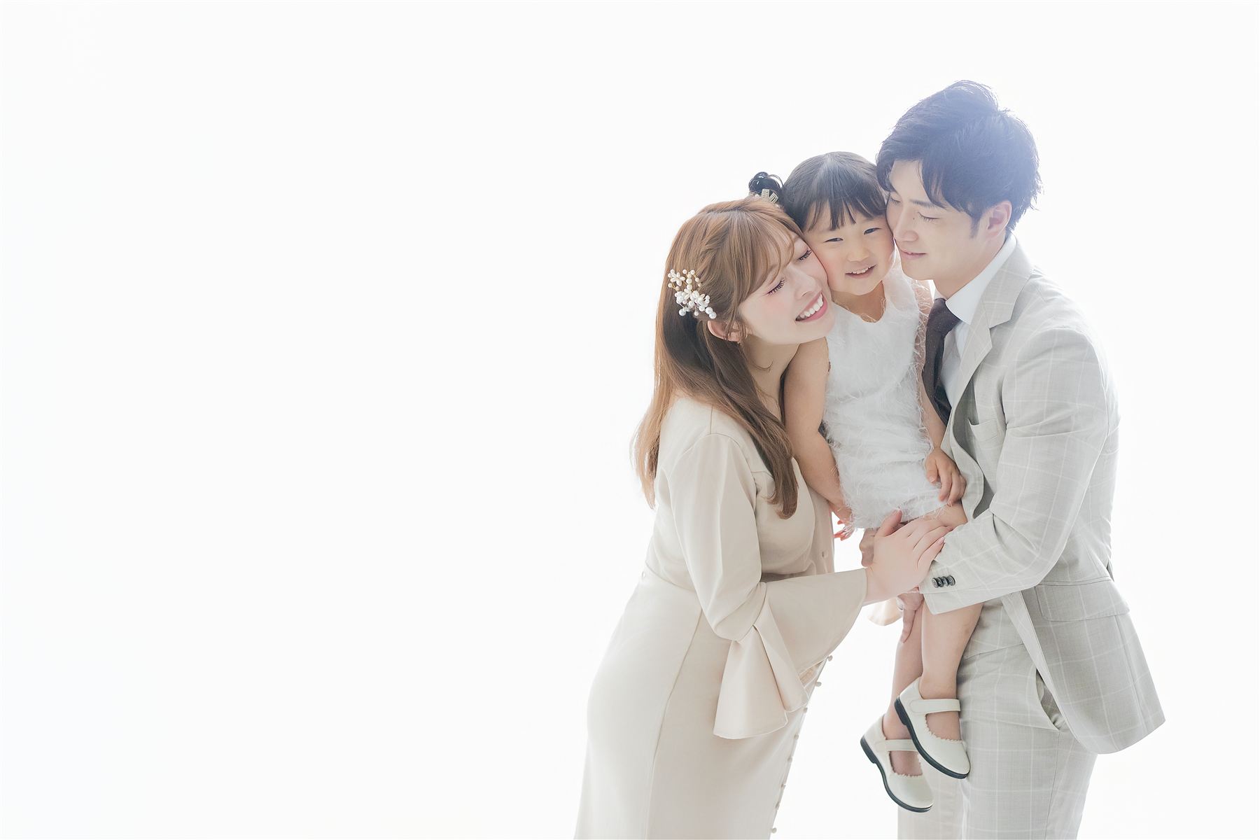 上のお子さまと寄り添うご家族写真