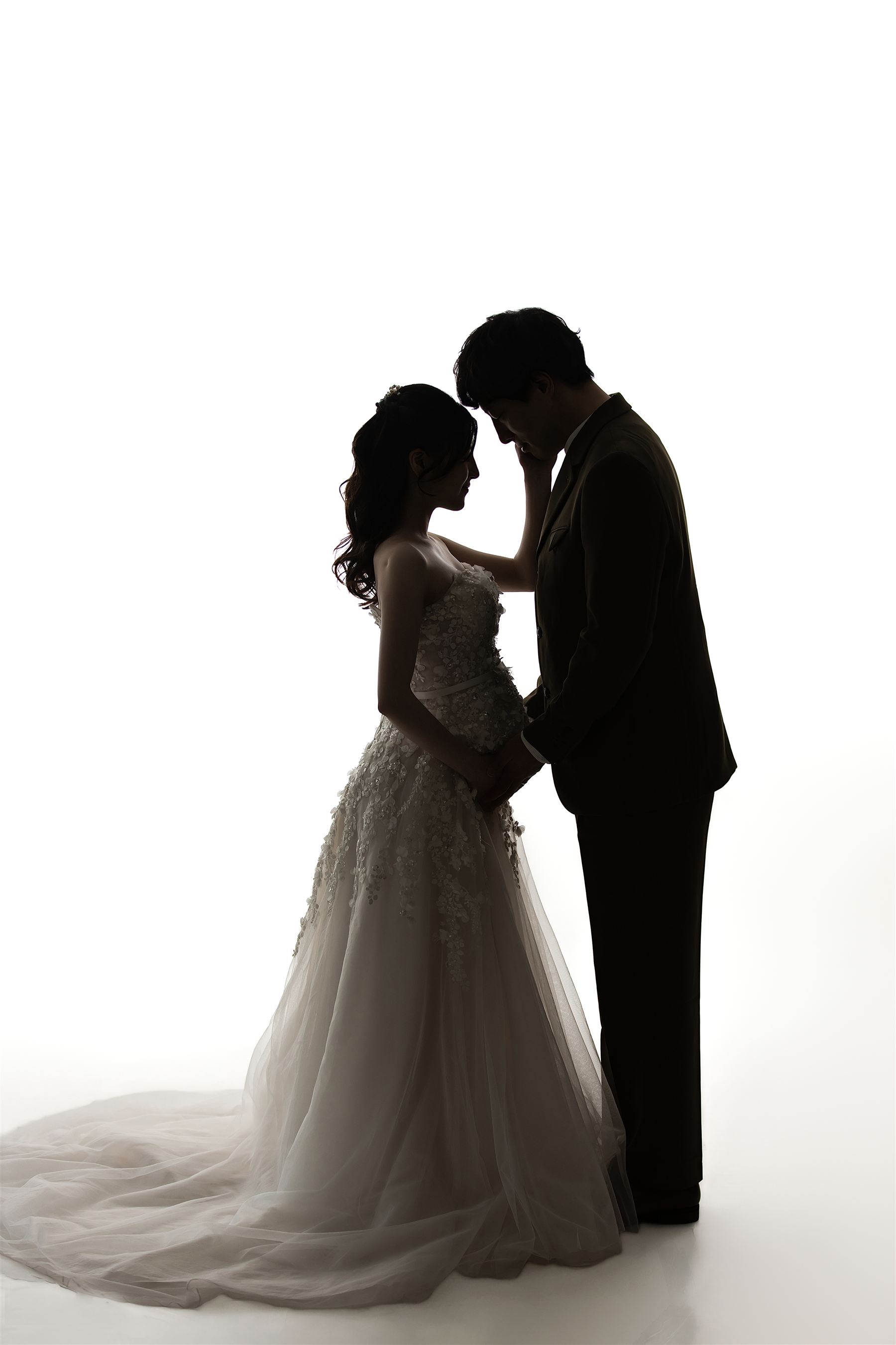 向かい合うご夫婦のシルエット