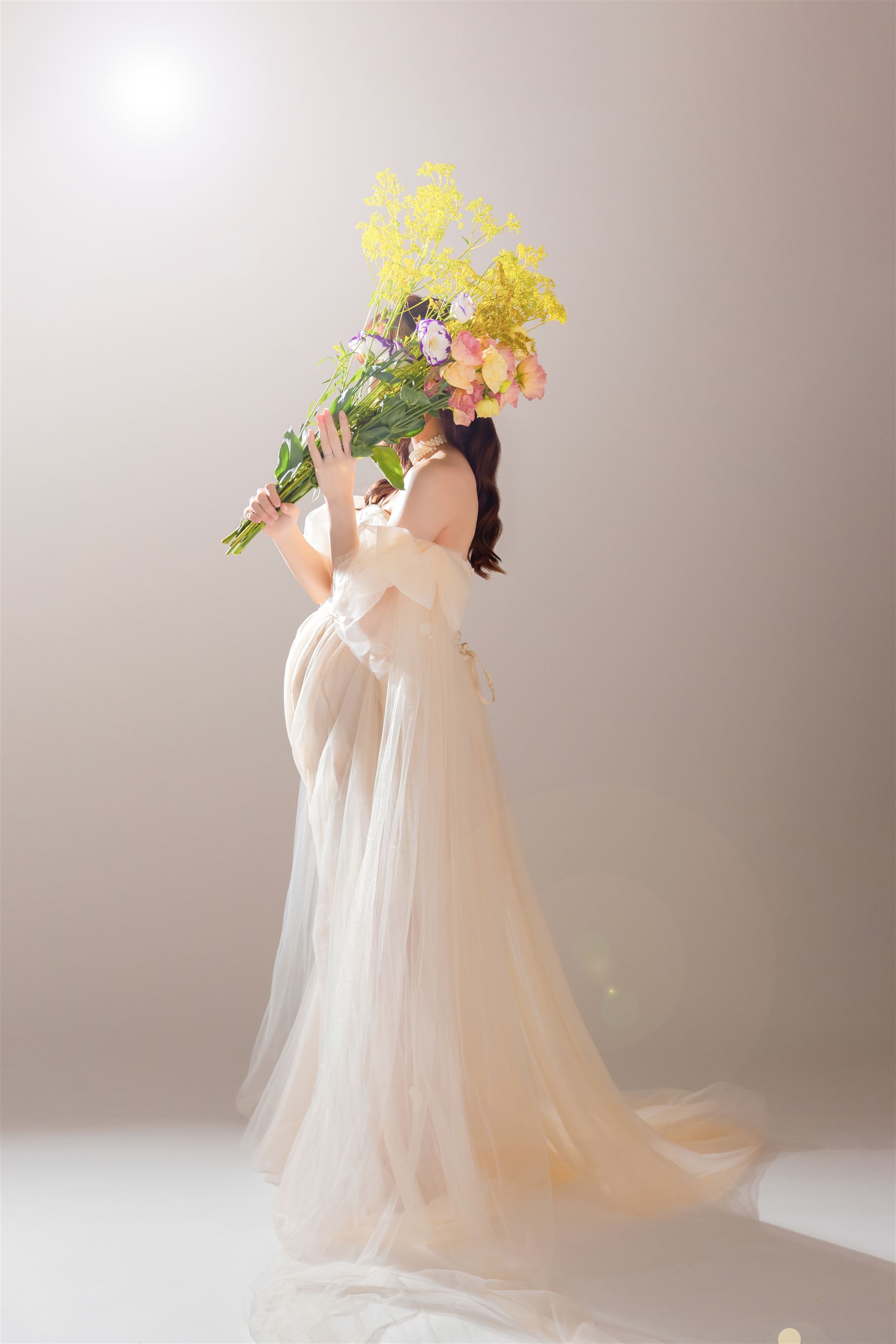 花束を掲げた妊婦のポートレート