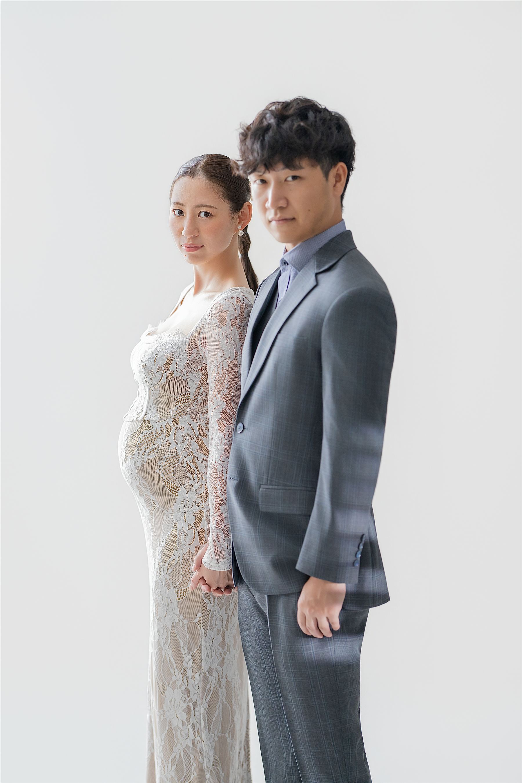 ドレスとタキシードで並ぶご夫婦