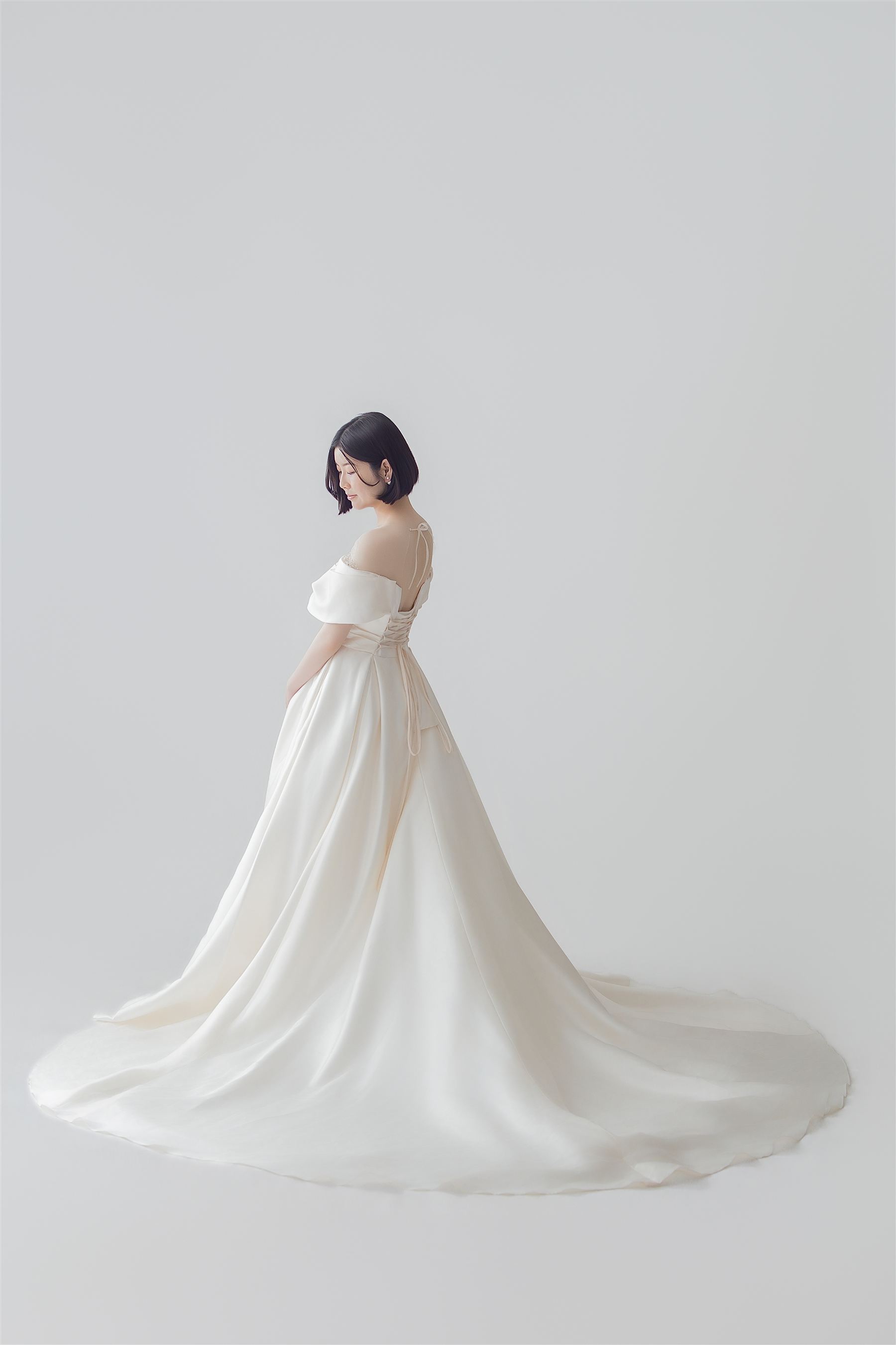 ウェディングドレス姿の全身シルエット